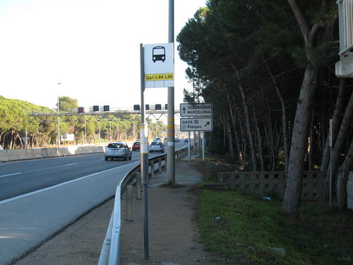 Parada de bus a l'autovia de Castelldefels al seu pas per Gav&agrave; Mar en direcci&oacute; Barcelona, a l'al&ccedil;ada del Caprabo, sense cap tipus de protecci&oacute; ni seients ni llums ni papereres (Desembre de 2007)